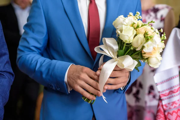 Noivo segurando buquê de casamento . — Fotografia de Stock