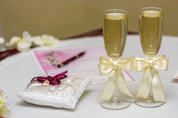 Kieliszki ślubne z szampanem — Zdjęcie stockowe
