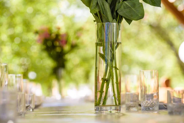 Düğün masaya güzel çiçek — Stok fotoğraf