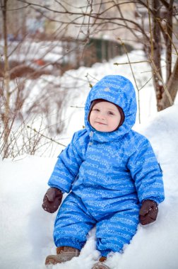Kış ormanda oynamaya dışarı bir gün zevk küçük çocuk çocuk