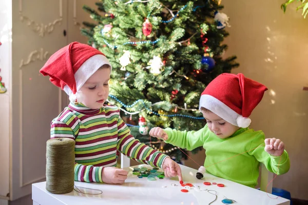 Enfants frères enfants garçons faisant par les mains x-décorations de Noël — Photo
