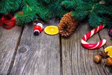 Noel ahşap arka plan ile kar köknar ağacı. Kopyalama alanı gösterme