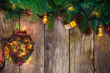 Noel ağacı dalı ve ahşap arka plan ışığı. Kopya alanı ile göster