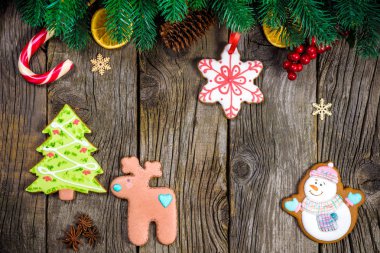 ev yapımı ahşap zemin üzerinde çeşitli Noel zencefilli kurabiye