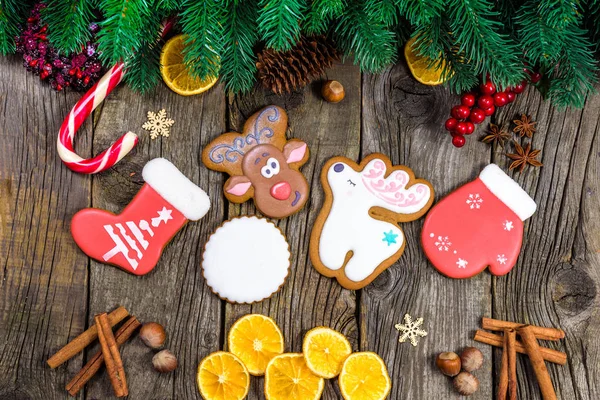 Hausgemachte Lebkuchen auf hölzernem Hintergrund — Stockfoto