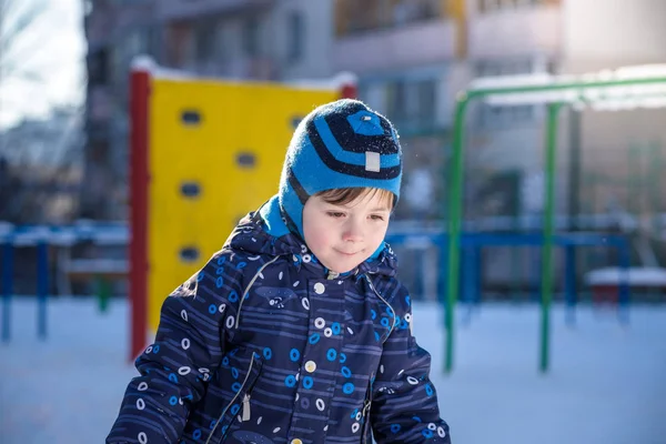 강 설 시 야외에서 재생 하는 화려한 옷에 재미 있는 작은 아이 보. 차가운 눈 일에 겨울에 아이 들과 함께 활성 레저. 재미와 눈 데 행복 한 아이 — 스톡 사진