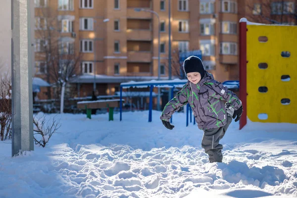 다채로운 따뜻한 겨울 패션 옷에서 행복 귀여운 어린 아이 소년의 초상화. 추운 날에 숲 이나 공원에서 재미 재미 자식. — 스톡 사진