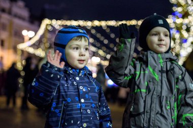 Aile, çocukluk, sezon ve insanlar kavramı - kış c mutlu