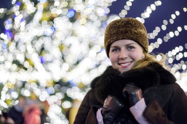 insanlar, bayram, Yılbaşı ve sihirli kavramı - Abiye bir şey karlı gece şehir arka plan üzerinde tutan kadın gülüyor