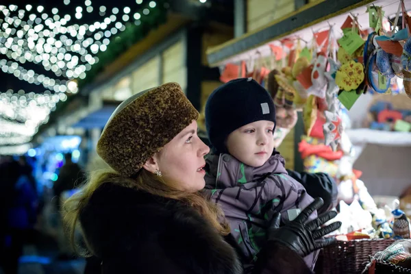 Mutlu bir aile bir Noel sokak pazar adil içinde zaman harcamak