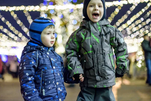 Aile, çocukluk, sezon ve insanlar kavramı - kış c mutlu