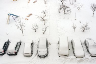 otomobil park yerinde geliştirmek görünümünde kar kaplı