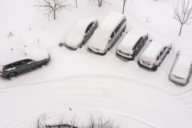 otomobil park yerinde geliştirmek görünümünde kar kaplı