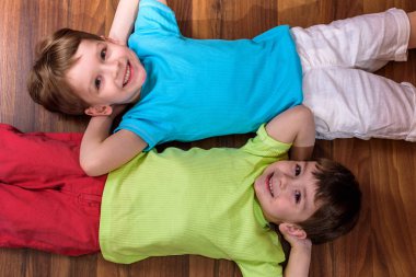 Mutlu çocuklar döşeme zemin üstü görünümü üzerinde rahatlatıcı