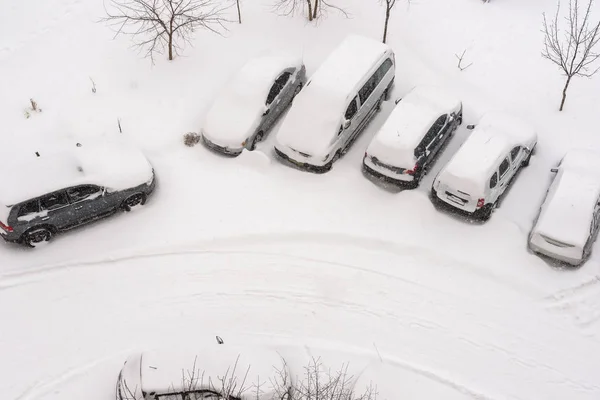 高架的视图的雪覆盖在停车场的汽车 — 图库照片