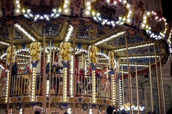 Kiev, Ukrayna - 11 Aralık 2016: Noel Pazar yer alarak her yıl Aralık'ta eski şehir Meydanı.