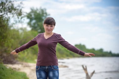 güzel gülümseyen kız size bakıyor