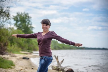 güzel gülümseyen kız size bakıyor