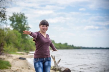 güzel gülümseyen kız size bakıyor