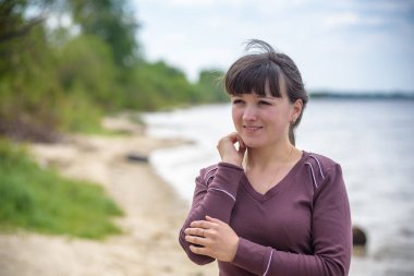 güzel gülümseyen kız size bakıyor