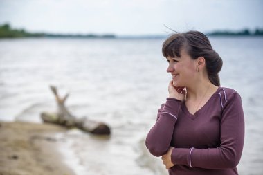 güzel gülümseyen kız size bakıyor