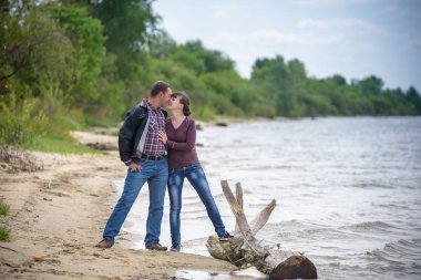 Sevgi dolu genç çift yaz parkta yürümek.