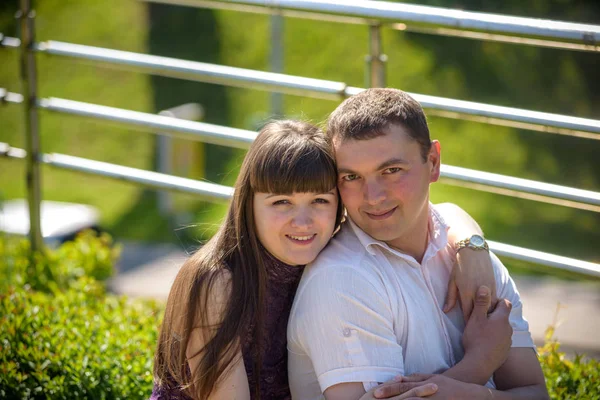 Sevgi dolu genç çift yaz parkta yürümek.