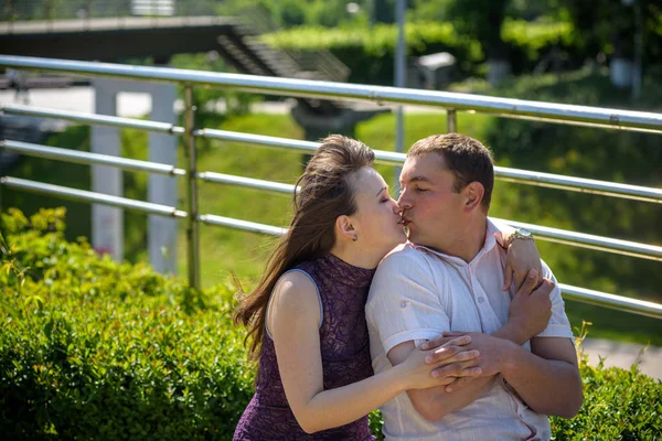 Amor joven pareja caminar en el parque en verano . — Foto de Stock