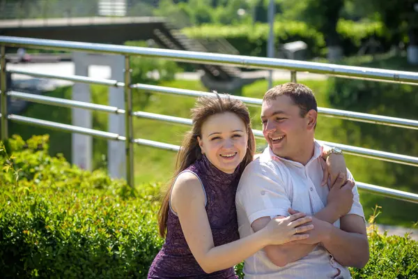 Sevgi dolu genç çift yaz parkta yürümek.