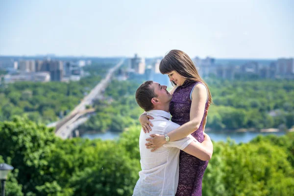 Sevgi dolu genç çift yaz parkta yürümek.