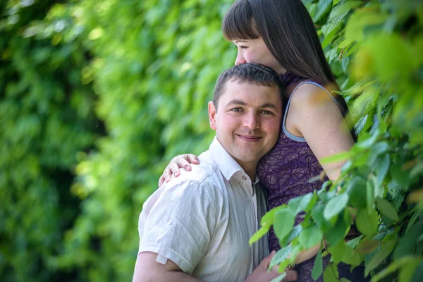 Sevgi dolu genç çift yaz parkta yürümek.