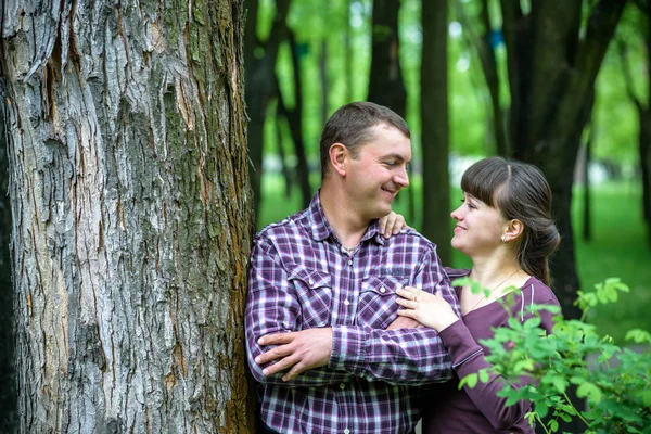 Milování mladých pár v létě v parku. — Stock fotografie