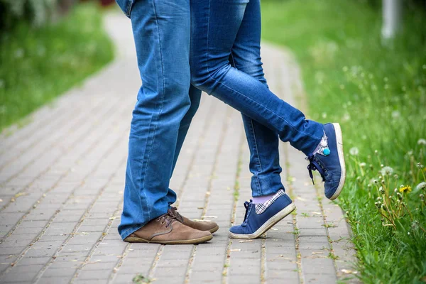 Amor joven pareja caminar en el parque en verano . — Foto de Stock