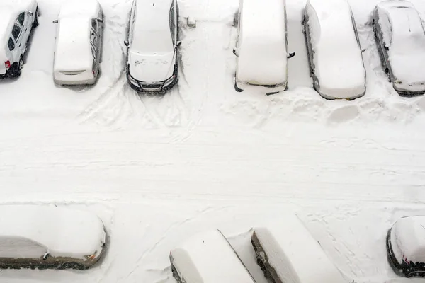 Elevated view of snow covered cars in parking lot — Stock Photo, Image