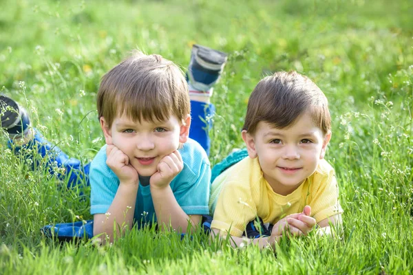 Glückliches Kind genießt sonnigen Spätsommer- und Herbsttag in der Natur auf grünem Gras. — Stockfoto