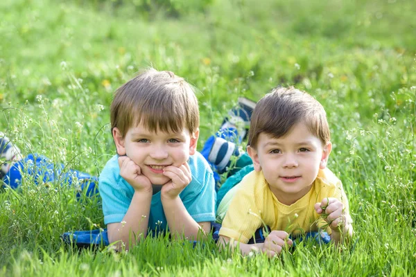 Щаслива дитина насолоджується сонячним пізнім літом і осіннім днем у природі на зеленій траві . — стокове фото