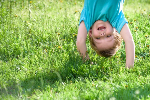 Portraits d'enfants heureux jouant à l'envers en plein air dans un parc d'été . — Photo