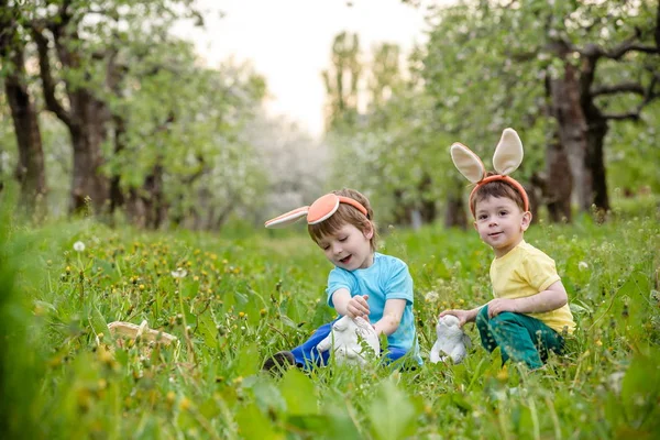 Duas crianças meninos e amigos em orelhas de coelho de Páscoa durante tra — Fotografia de Stock