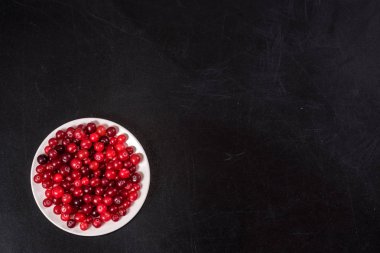 Kızılcık. Arka plan üzerinde beyaz tabak dars kızılcık taş