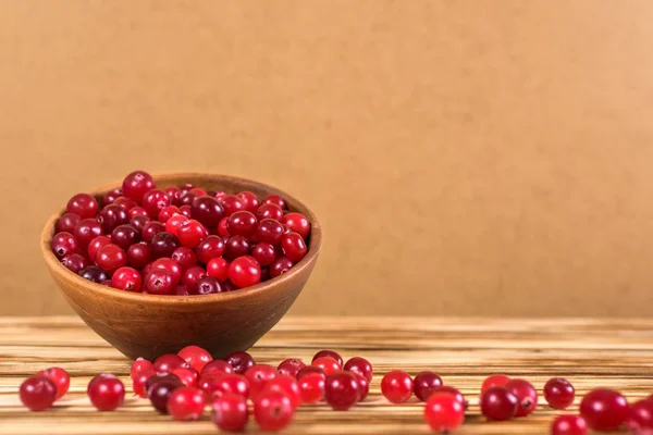 Cranberry. Cranberries na placa de gesso Fundo de madeira — Fotografia de Stock