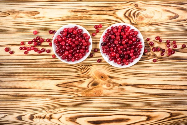 Fersk rød skogtranebær i runde trekåler på et bord. – stockfoto
