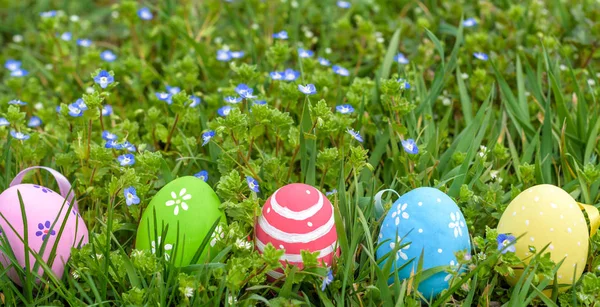Colorful Easter egg in the fresh spring meadow — Stock Photo, Image