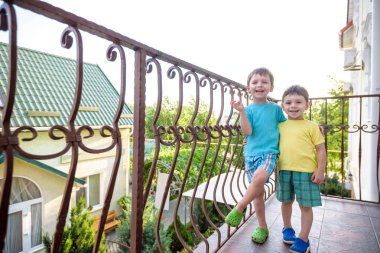 İki sevimli küçük gülüyor ve her diğer üstünde sarılma kardeşler 