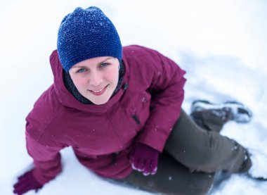 Güzel kadın bir çam ormanı içinde karda üfleme