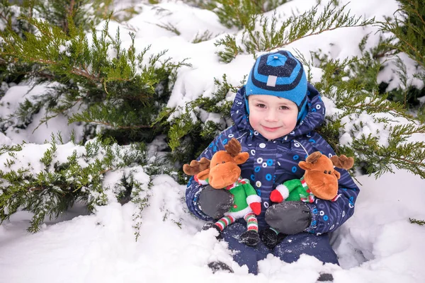 Kış aşınmaya çok güzel okul öncesi amoung kar oturup zekâ
