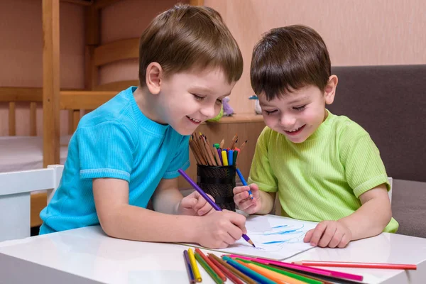 Niños dibujando juntos en casa — Foto de Stock