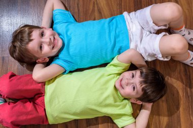 Mutlu çocuklar döşeme zemin üstü görünümü üzerinde rahatlatıcı