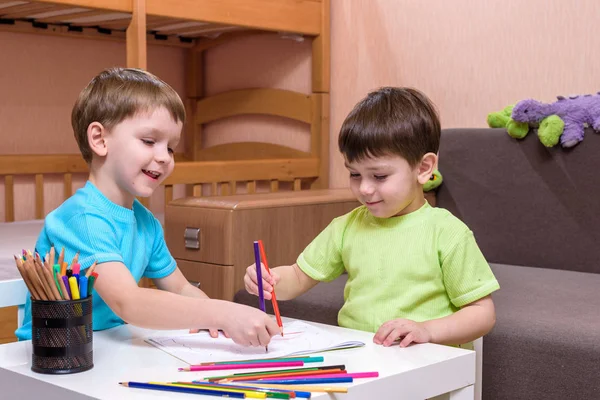 Barnen ritade tillsammans hemma — Stockfoto