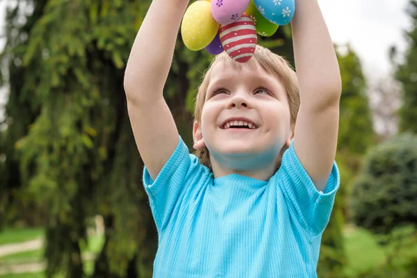 Annan färg påskägg i ett barns händer-egg jaga — Stockfoto