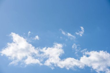 Mavi gökyüzüne karşı beyaz bulutlar